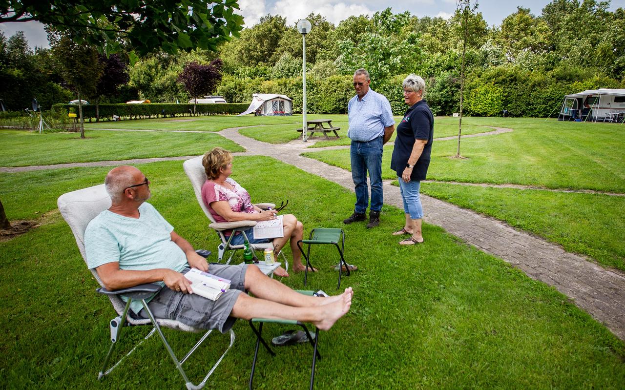 Herman en Ella Volders op hun ronde over hun boerencamping. Herman en Ella Volders op hun ronde over hun boerencamping.