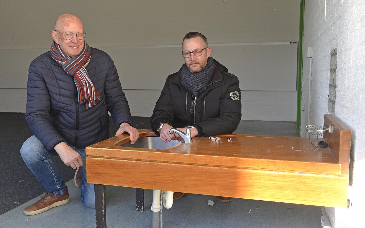 Jans Brinks (links) en Rik Lieberom in hun voormalige leegstaande school. Brinks werkte er jarenlang en had als leerkracht huidig directeur Lieberom in de klas.