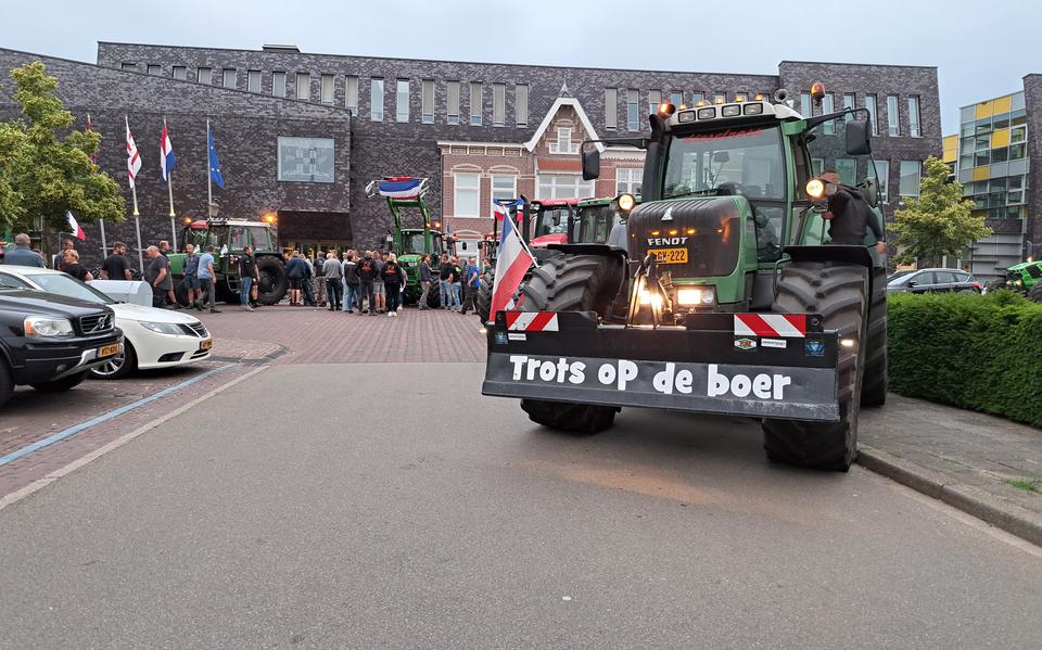 Boeren voeren actie bij gemeentehuis Coevorden en willen maar één ding dat de stekker uit het