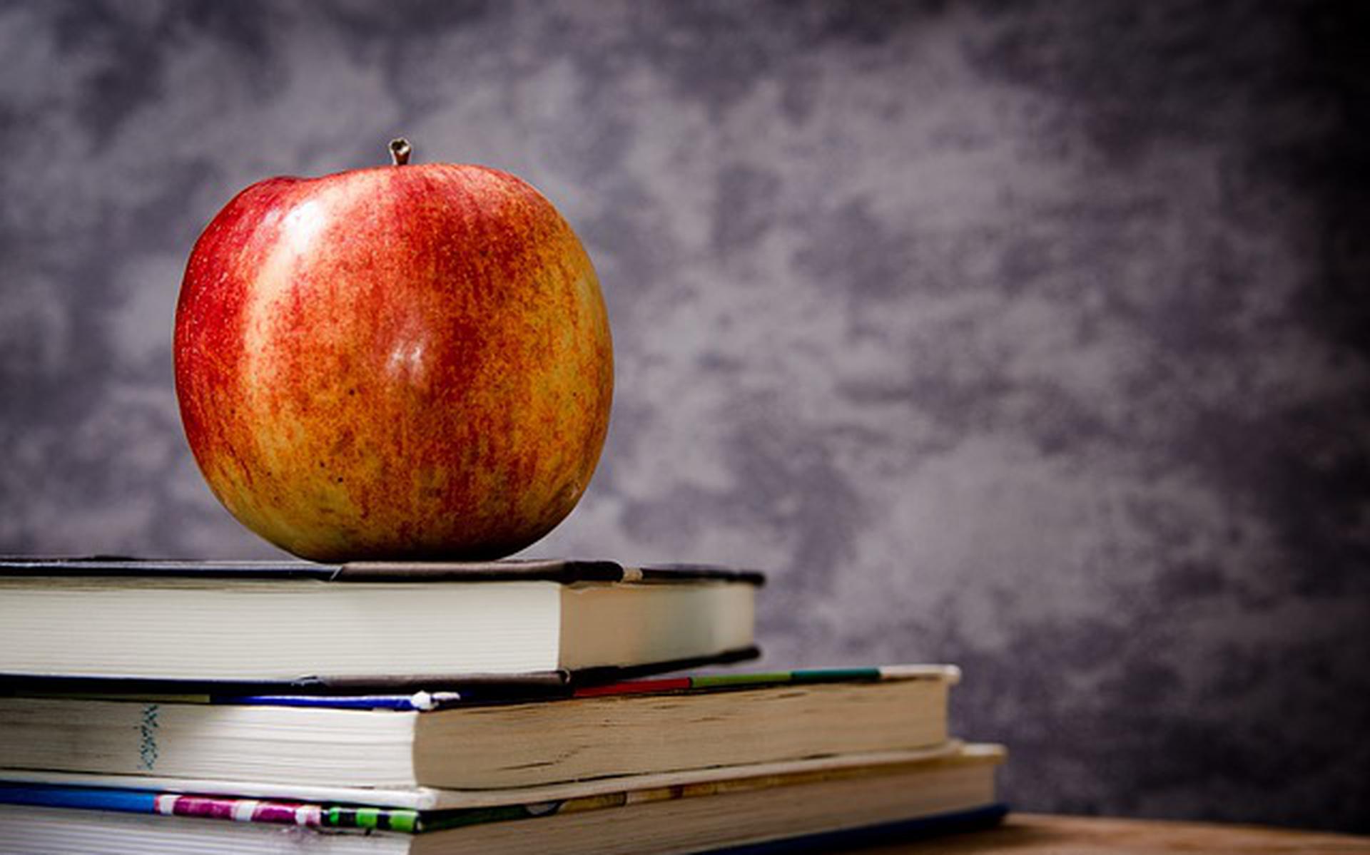 Neem gerust een appel als je thuis zit te leren. Maar doe het niet tijdens het eindexamen! Je mede-examenkandidaten worden gek van het geluid.