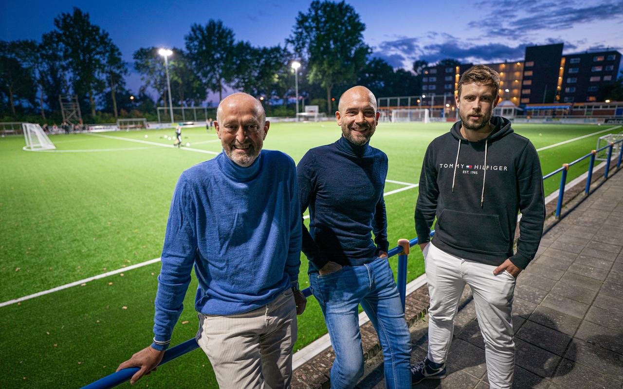 Johan Lindemulder, Erwin Heerlijn en Thomas Careman (vlnr) op het sportpark van Oranje Nassau. 