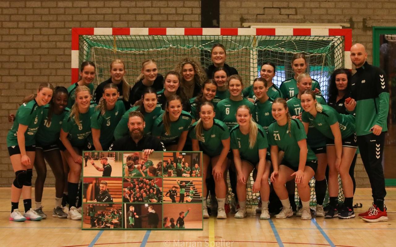 Mart Aalderink tijdens zijn afscheid van de handbalsters van E & O. Mart Aalderink tijdens zijn afscheid van de handbalsters van E & O.