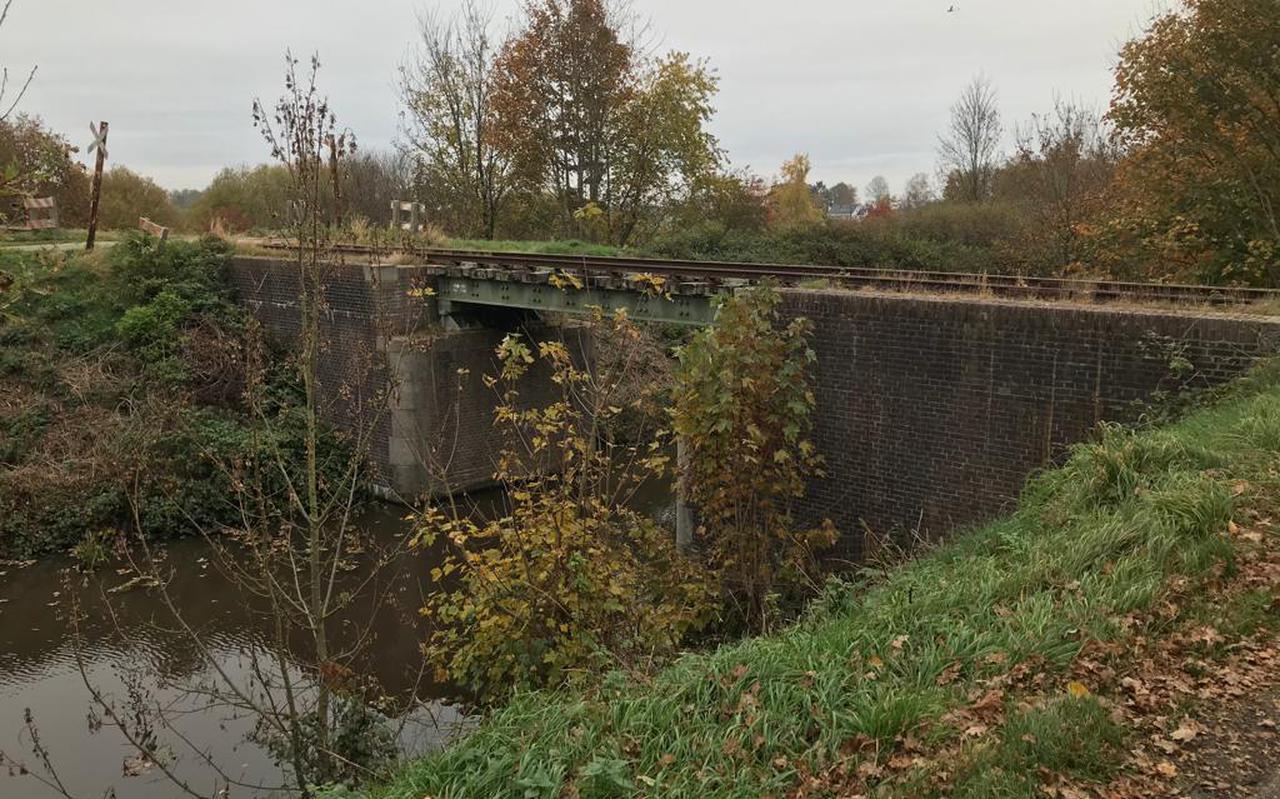 Een brug over de te vernieuwen spoorlijn tussen Stadskanaal en Veendam. Het gaat bijna twee keer zoveel kosten dan aanvankelijk gedacht om hier een stoptrein over te laten rijden. 
