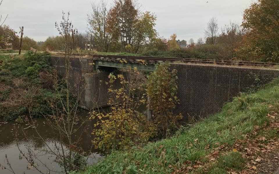 Een brug over de te vernieuwen spoorlijn tussen Stadskanaal en Veendam. Het gaat bijna twee keer zoveel kosten dan aanvankelijk gedacht om hier een stoptrein over te laten rijden. 