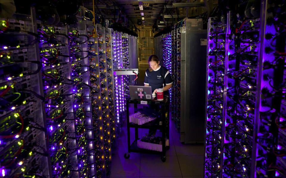 Een medewerkster in het datacenter van Google in de Eemshaven