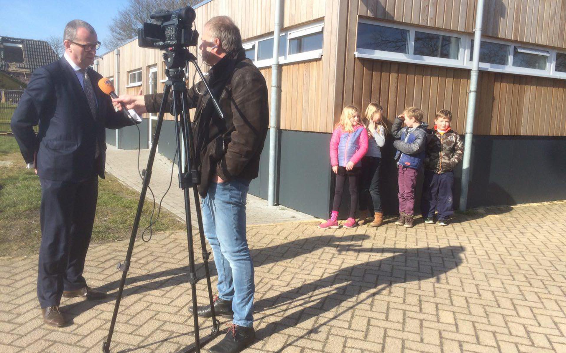 Nationaal Coördinator Hans Alders wordt geïnterviewd onder toeziend oog van enkele kinderen. FOTO GERDT VAN HOFSLOT