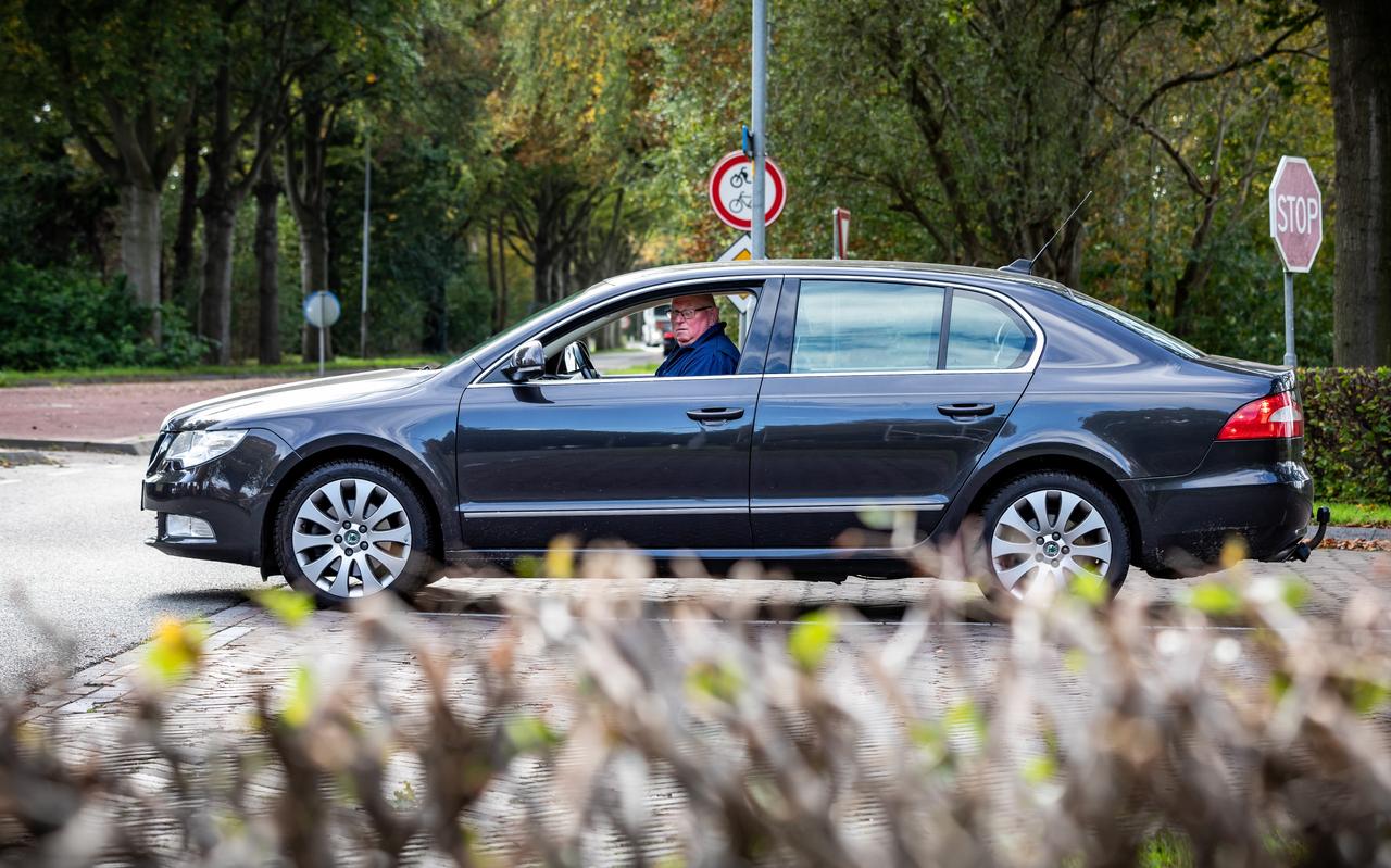 Het zicht van Wubbe Kuper en andere inwoners van Veele wordt bij het oversteken belemmerd door de haag. Het zicht van Wubbe Kuper en andere inwoners van Veele wordt bij het oversteken belemmerd door de haag.