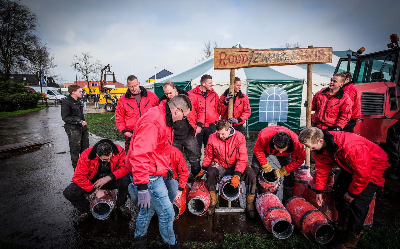 Carbidclub Rood-Zwart in Nuis is al begonnen met de voorbereidingen. Carbidclub Rood-Zwart in Nuis is al begonnen met de voorbereidingen.