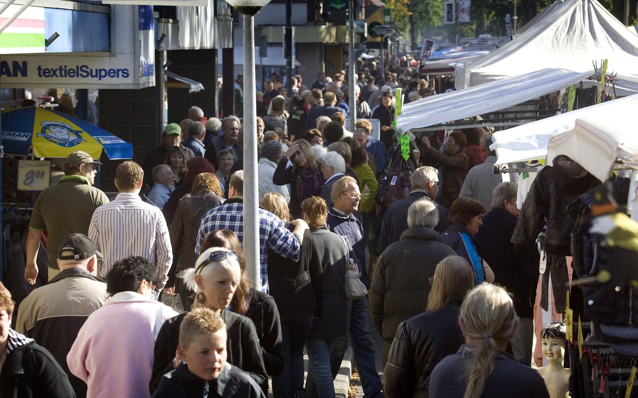 Op de Boeskoolmarkt komen altijd duizenden mensen af. Op de Boeskoolmarkt komen altijd duizenden mensen af.