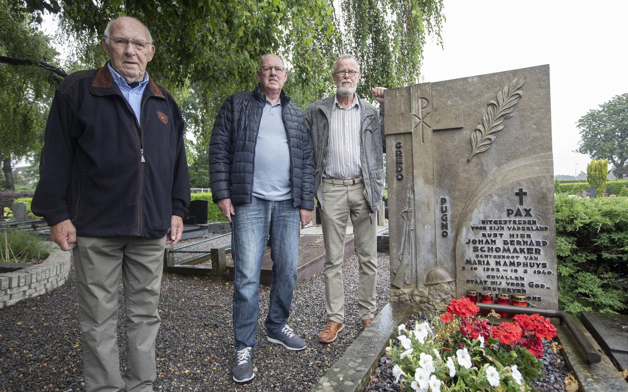 Anno Smit, Wim Strobos en Wim Deuling (van links naar rechts) bij het graf van Johan Schomaker Anno Smit, Wim Strobos en Wim Deuling (van links naar rechts) bij het graf van Johan Schomaker