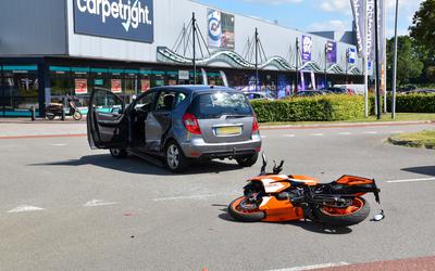 Een motorrijder is dinsdagmiddag gewond geraakt na een botsing met een personenauto aan de Nijbracht in Emmen. 