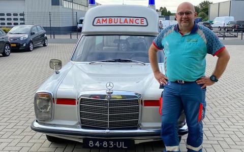 Jubilaris Erik Vaatstra bij de oude ambulance. 