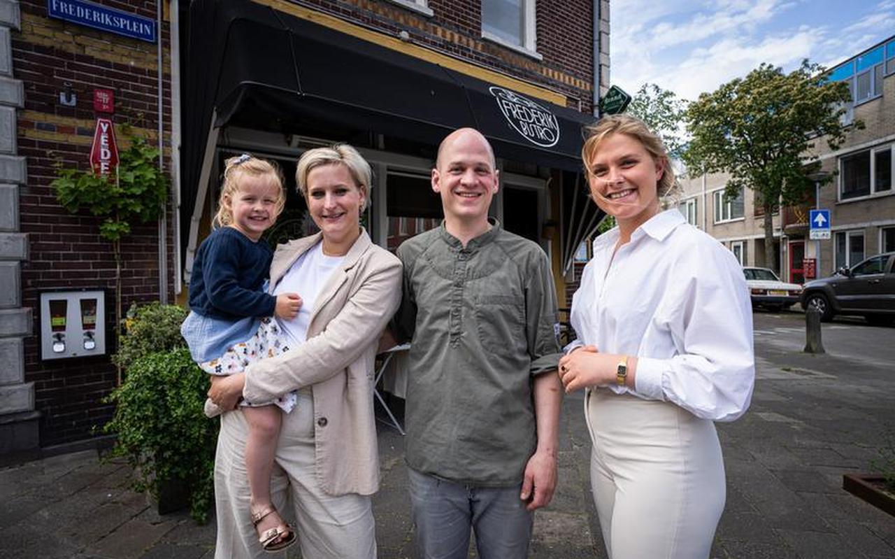 Gastvrouw Marjon Millenaar met Jet, chef Arnejan Kruithof en medewerker Emily Lambers bij De Grote Frederik Bistro in Groningen. Gastvrouw Marjon Millenaar met Jet, chef Arnejan Kruithof en medewerker Emily Lambers bij De Grote Frederik Bistro in Groningen.