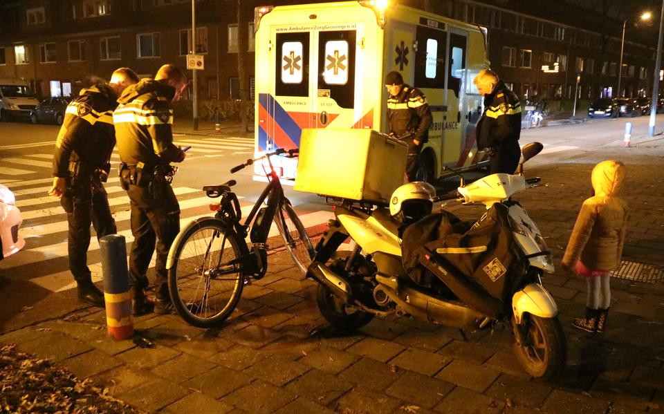 Ongevallen met bezorgers, fietsers en scooterrijders: verkeer in Groningen staat maandagavond meerdere keren vast.