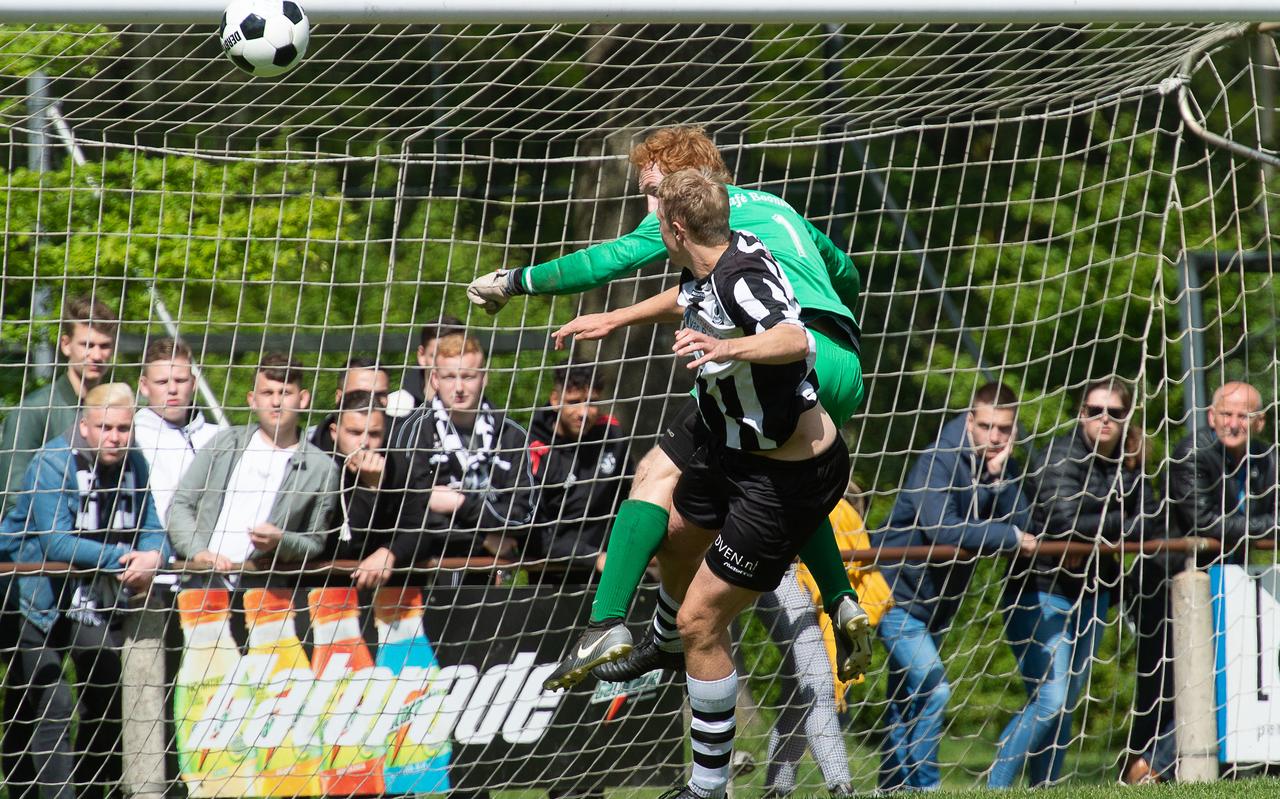 Beeld uit een eerder duel in 2019 tussen Peize en Roden. René de Vries in een luchtduel met Peize-doelman Lennart Renkema. Beeld uit een eerder duel in 2019 tussen Peize en Roden. René de Vries in een luchtduel met Peize-doelman Lennart Renkema.