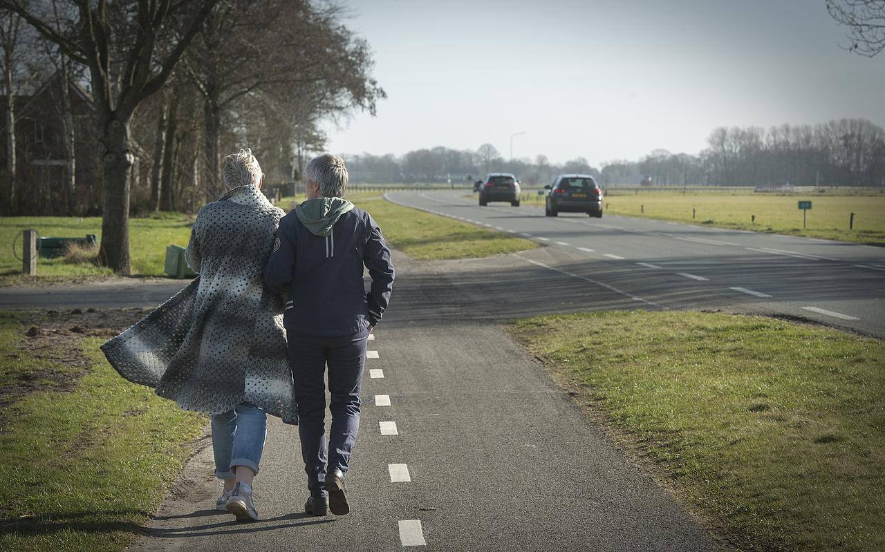 De buurvrouwen Ina Hidding (rechts) en Ilona Jansink zoeken steun bij elkaar bij de plek waar het ongeluk plaatsvond. De buurvrouwen Ina Hidding (rechts) en Ilona Jansink zoeken steun bij elkaar bij de plek waar het ongeluk plaatsvond.