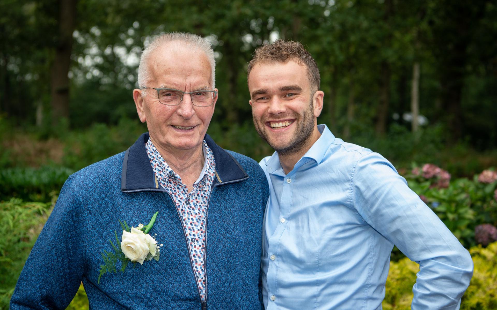 Meine Groefsema jr. (r) samen op de foto met zijn opa, een gedupeerde met bevingsschade.