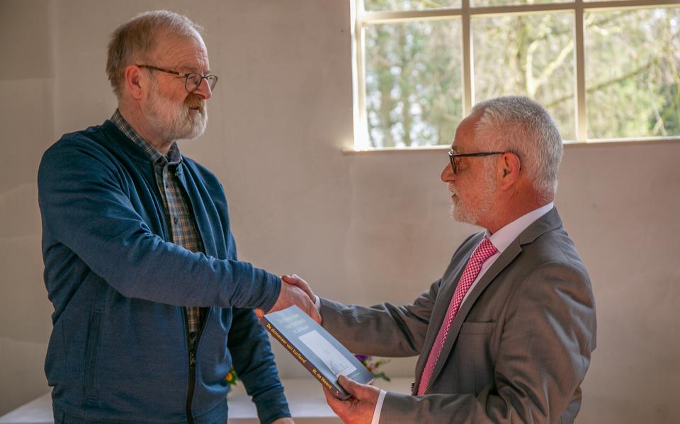 Voorzitter Fokko Poolman (rechts) van de Veenkerk ontving uit handen van Jans Jagt van de Stichting Historisch Klazienaveen het eerste exemplaar.