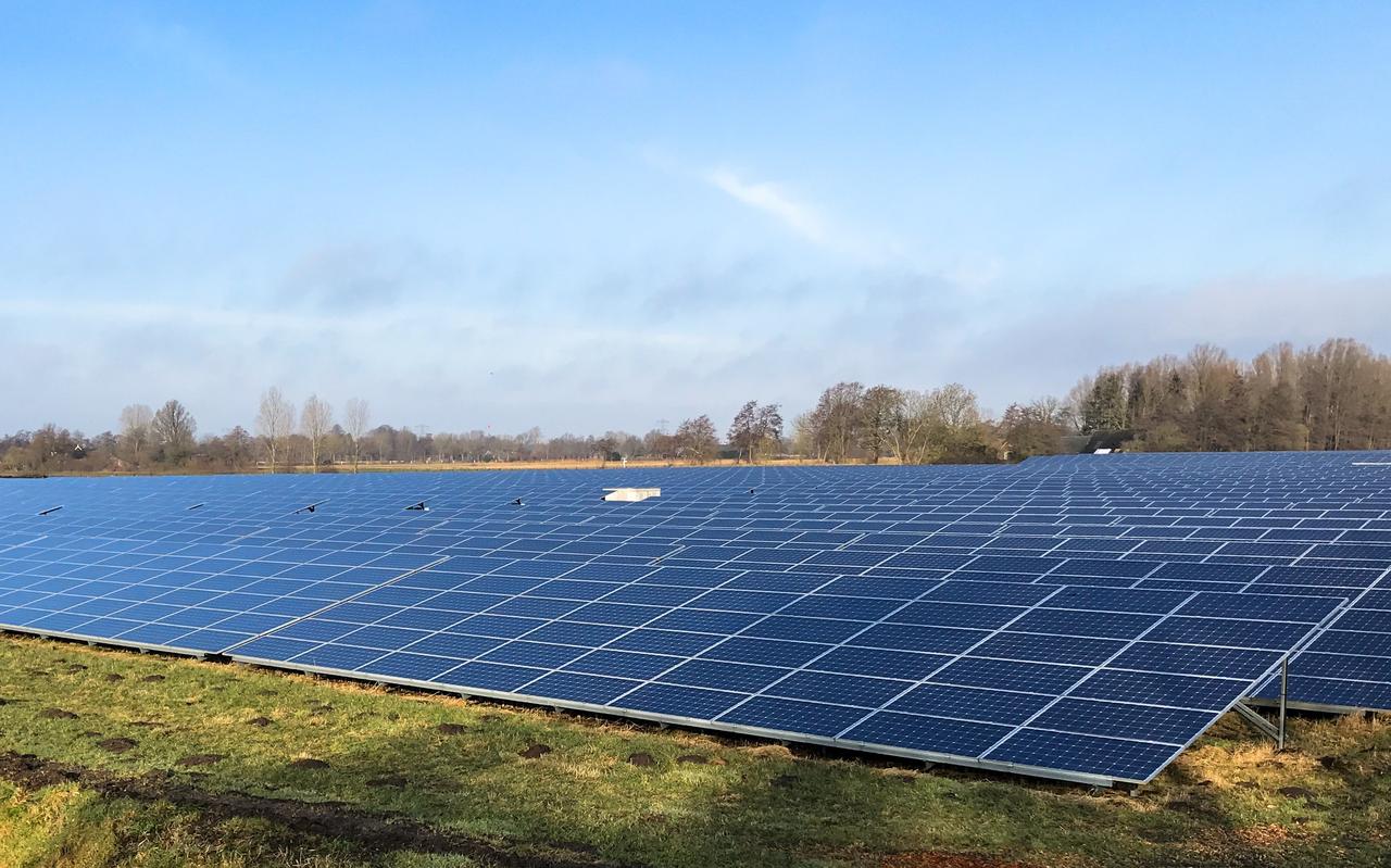 Lage zonnepanelen zijn bij voorbaat ongeschikt voor aanleg in een noodwaterberging. Lage zonnepanelen zijn bij voorbaat ongeschikt voor aanleg in een noodwaterberging.