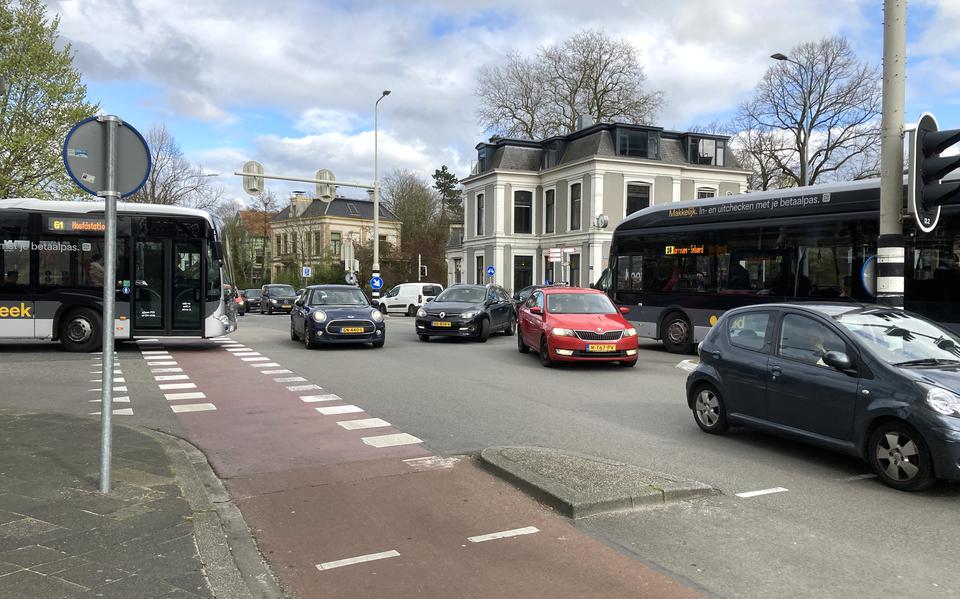 Bussen en auto's staan elkaar dinsdag in de weg bij de Herebrug in Groningen.