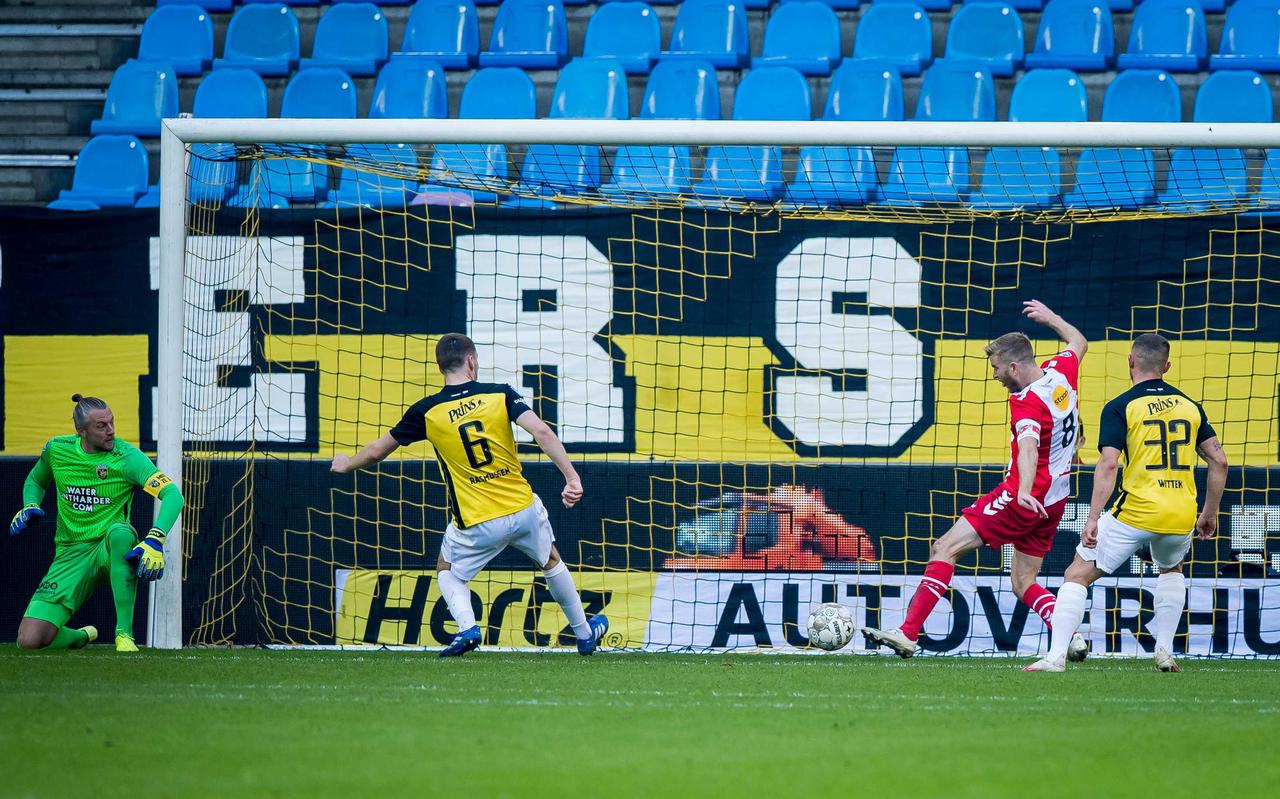 Michael de Leeuw scoort de eretreffer namens FC Emmen tegen Vitesse.