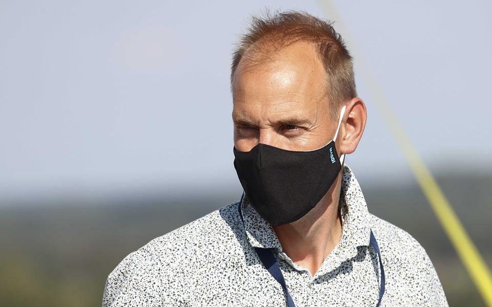 Organisator  Thijs Rondhuis met een mondkapje tijdens de wegwedstrijd van de beloften-mannen tijdens het NK wielrennen op de VAM-berg. 