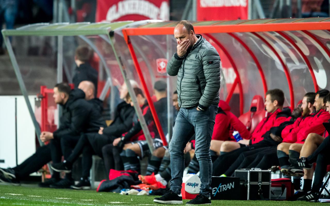 Dick Lukkien overdenkt eens de zonden van 'zijn' FC Emmen tijdens de wedstrijd in de eredivisie tegen FC Twente.
