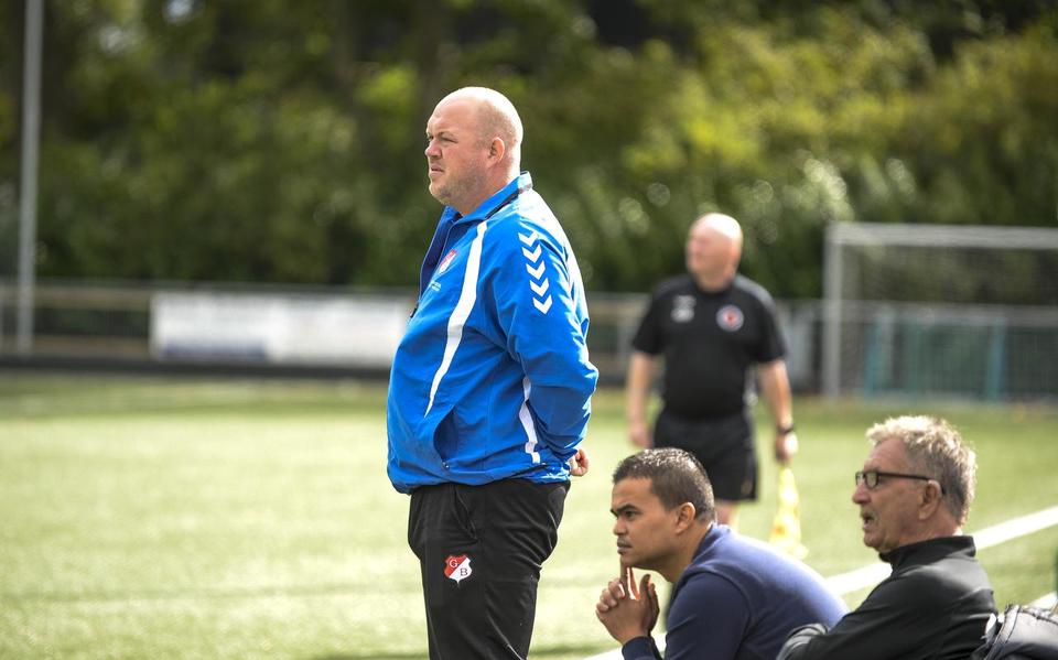 Trainer Freddy de Grooth van Groninger Boys samen met zijn kompaan Albert Nout (midden).