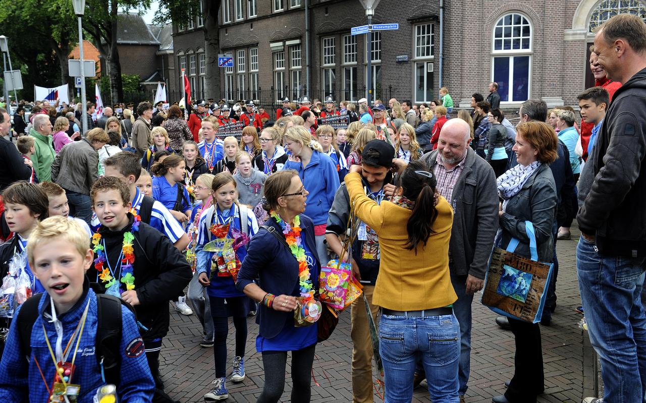 De intocht van de avondvierdaagse in het centrum van Veendam was altijd een groot feest. De intocht van de avondvierdaagse in het centrum van Veendam was altijd een groot feest.