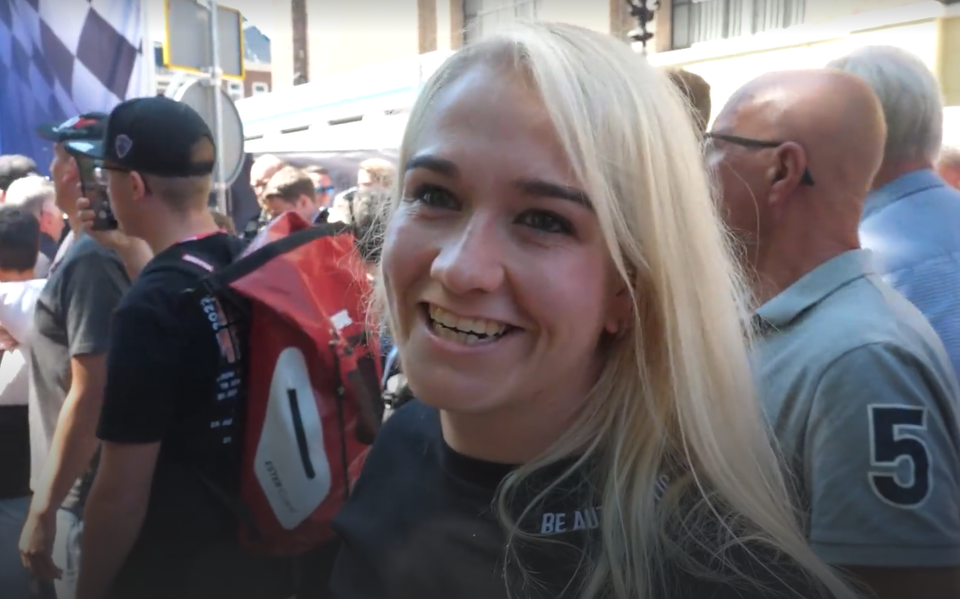 Joyce uit Noordbroek wil een handtekening van racekampioen Fabio Quartararo onder haar tattoo