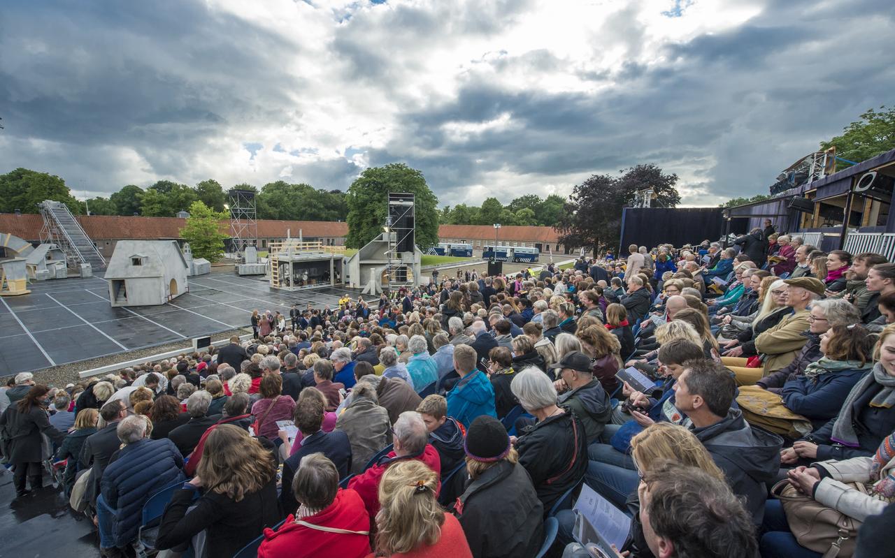 Volle tribunes bij een eerdere opvoering van het Pauperparadijs. Volle tribunes bij een eerdere opvoering van het Pauperparadijs.