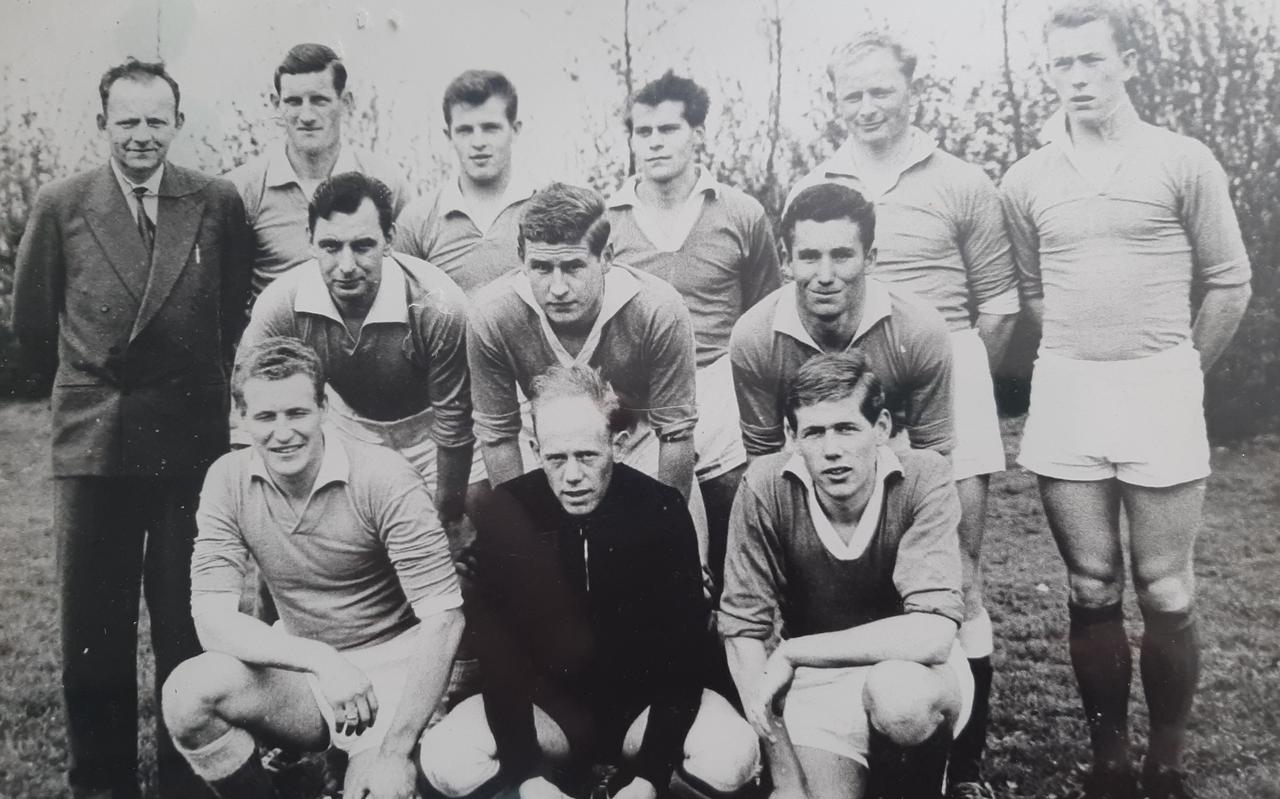 Een elftalfoto uit het archief van THOS. Een elftalfoto uit het archief van THOS.