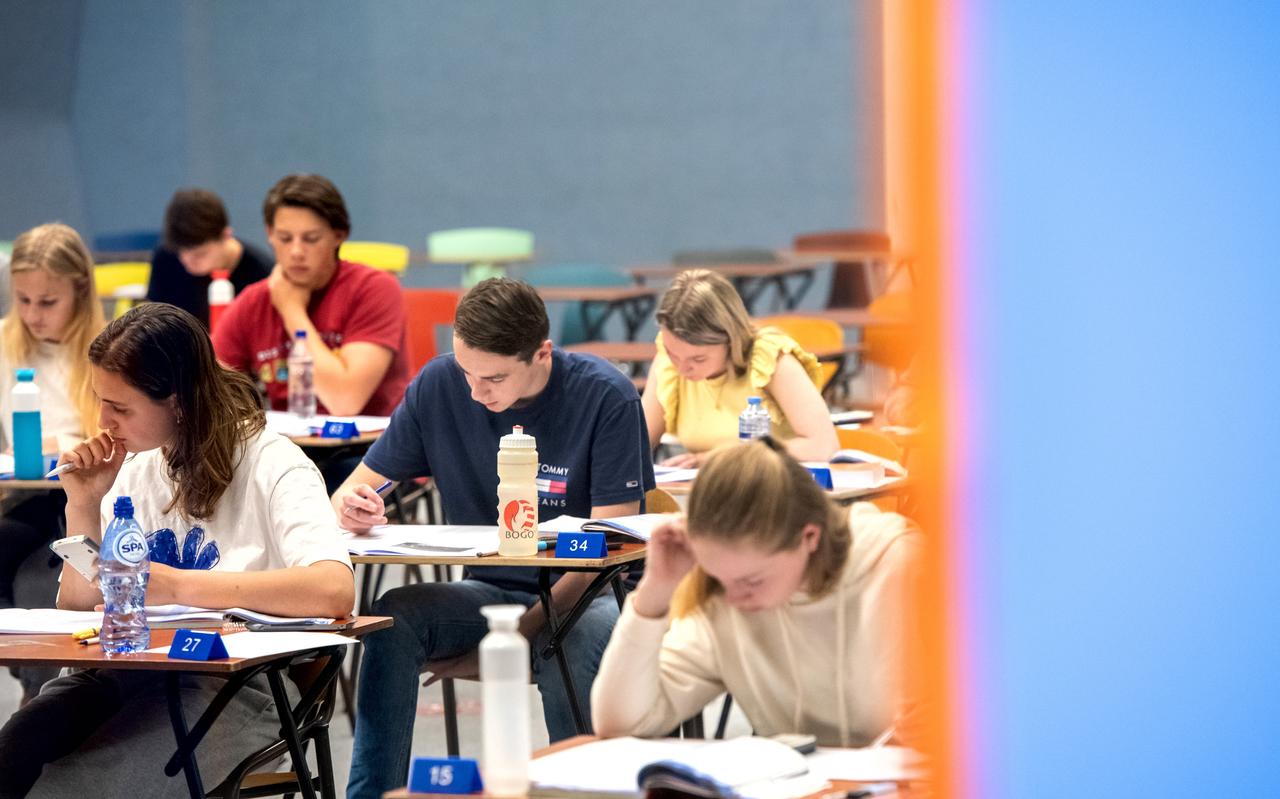 Havo-leerlingen zwoegen in Wolvega op het eindexamen natuurkunde. Havo-leerlingen zwoegen in Wolvega op het eindexamen natuurkunde.