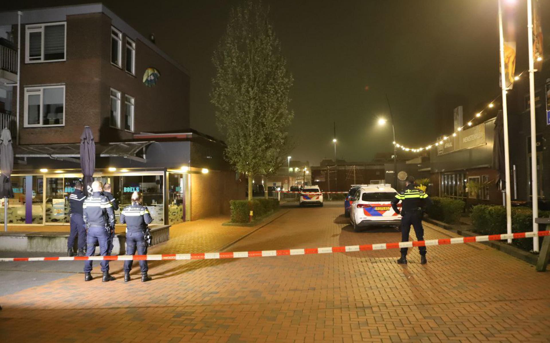 De politie zette de Korte Hemenweg in Stadskanaal af vanwege een bommelding.
