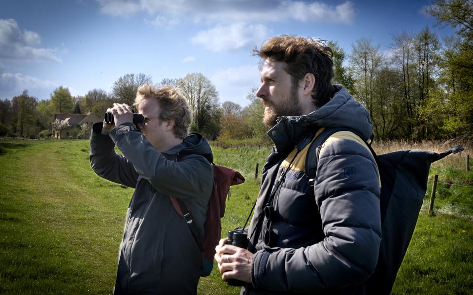 Maarten IJtsma (links) en Tom Offringa op zoek naar vogels in het natuurgebied Westerbroek. 