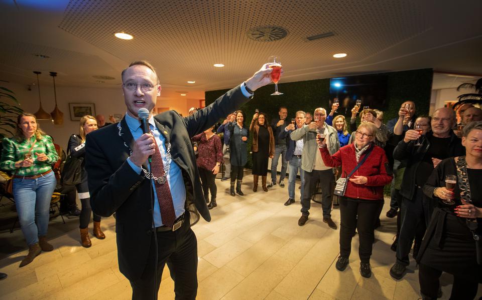 Burgemeester Jan Seton van Borger-Odoorn heft het glas tijdens de nieuwjaarsreceptie in het gemeentehuis in Exloo.