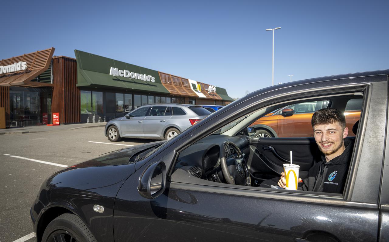 Jeremy Hendriks drinkt zijn milkshake op in de auto. Beleggingen van zorgverzekeraars in fastfoodketens als McDonald's stuiten op verzet bij Kamerleden en artsen.