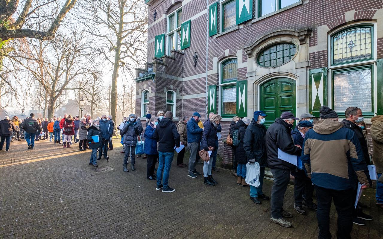 Kleumende Groningers in Winsum in de rij voor 10.000 euro subsidie. 
