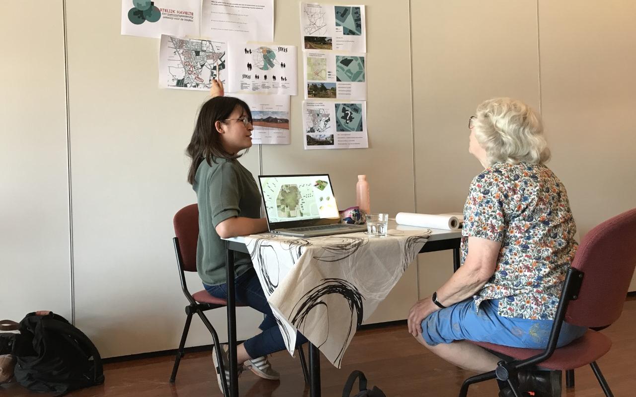 In een warm dorpshuis bespreken studenten hun ontwerpschetsen met inwoners van Havelte. In een warm dorpshuis bespreken studenten hun ontwerpschetsen met inwoners van Havelte.