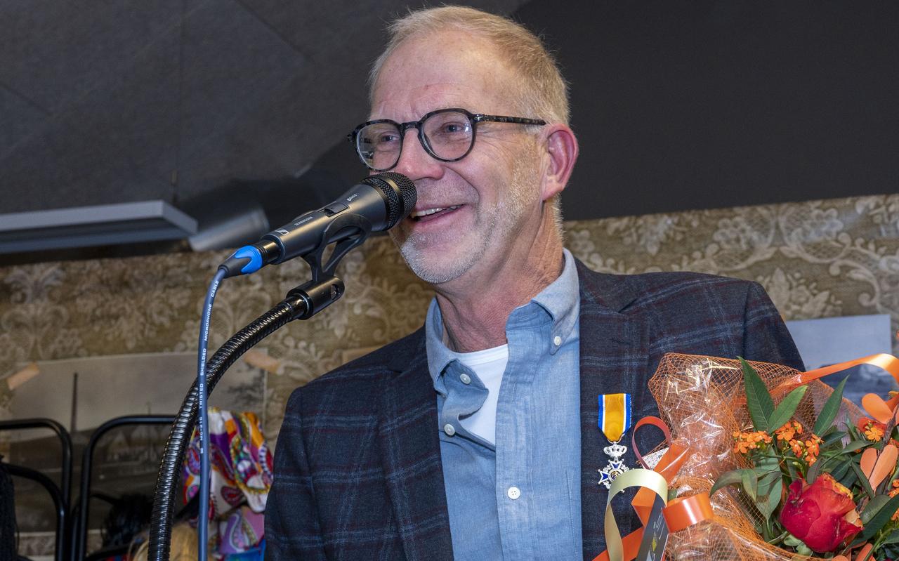 Een blij verraste Rikus Haasken spreekt de zaal toe nadat hij een koninklijke onderscheiding kreeg bij zijn vertrek uit het bestuur van Plaatselijk Belang Nieuw-Amsterdam.