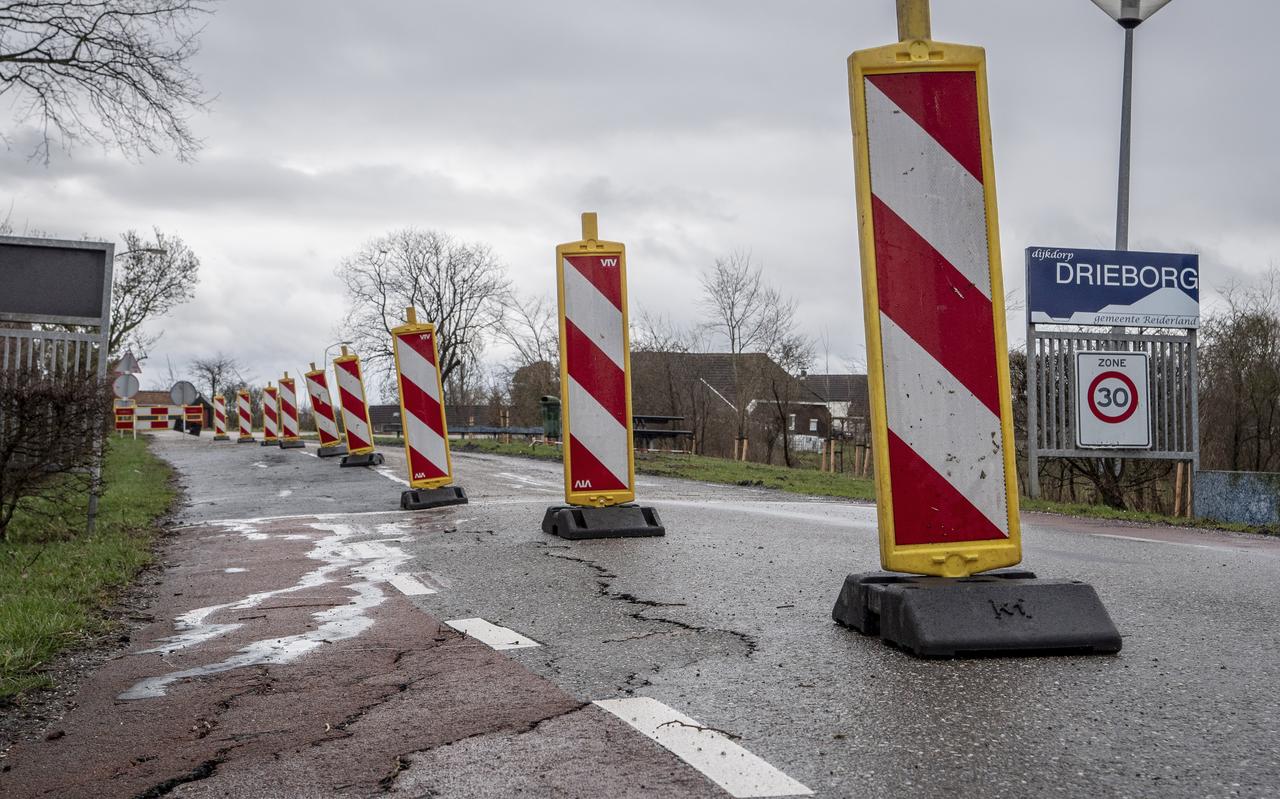 In Drieborg is het zeer slecht gesteld met de 'conditie' van de wegen. In Drieborg is het zeer slecht gesteld met de 'conditie' van de wegen.