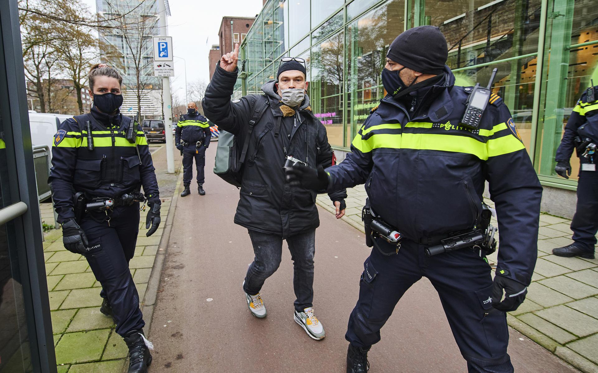Straatfotograaf Joram Krol wordt aangehouden bij een demonstratie van Extiction Rebellion.