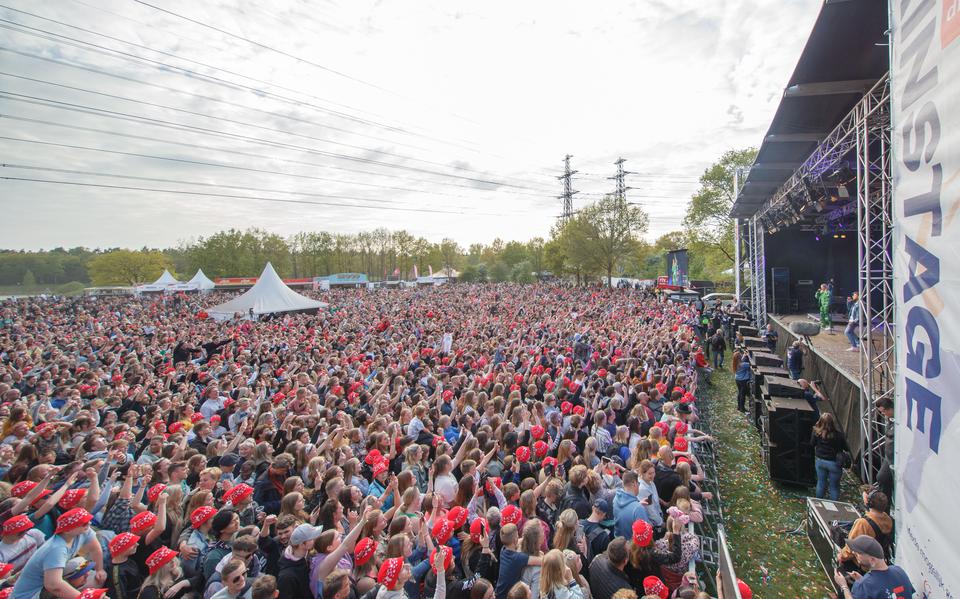 Vele tienduizenden mensen bezochten het Bevrijdingsfestival Drenthe in Assen.