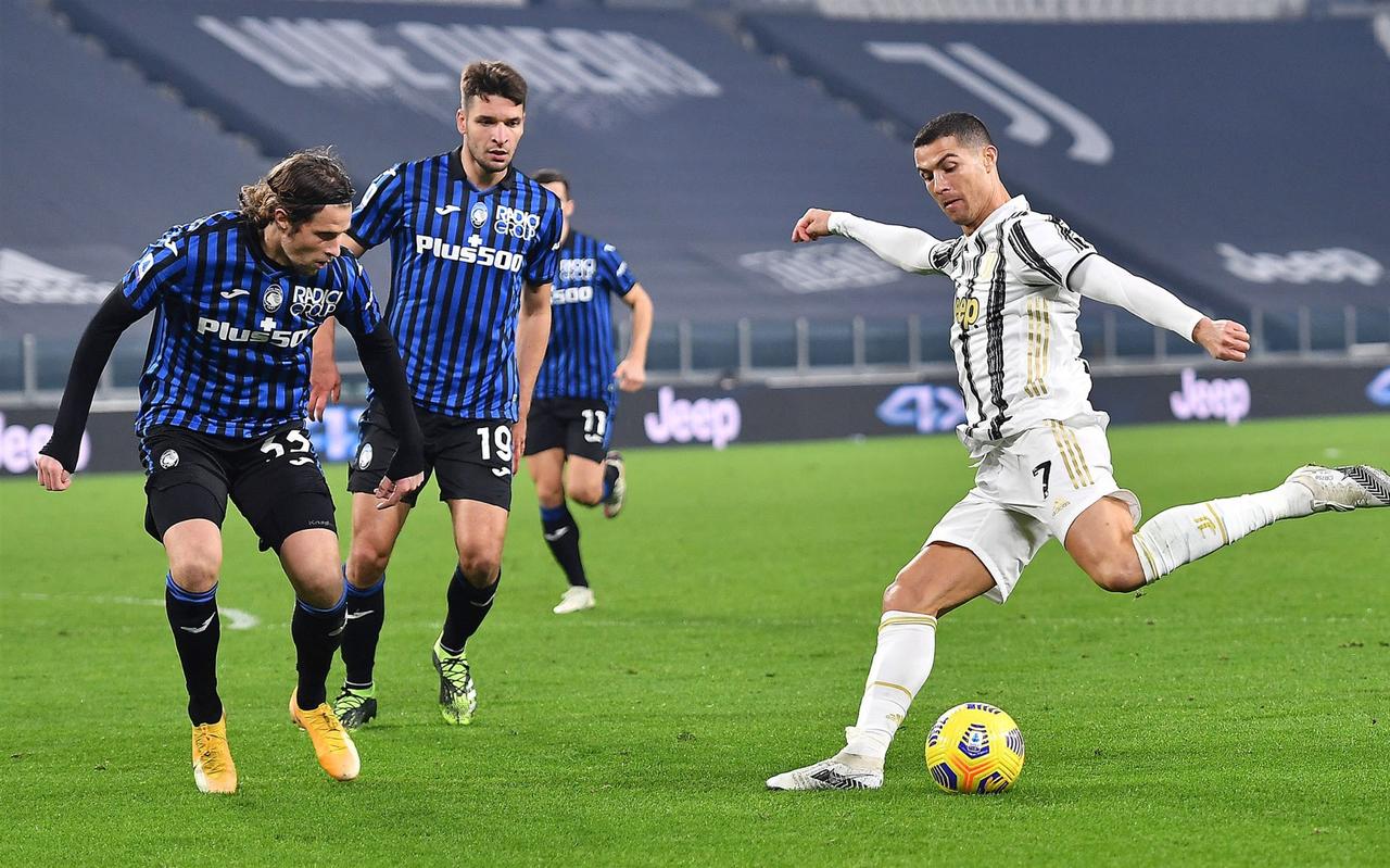 Hans Hateboer (l) van Atalanta Bergamo tijdens een eerdere ontmoeting met het Juventus van Cristiano Ronaldo. Hans Hateboer (l) van Atalanta Bergamo tijdens een eerdere ontmoeting met het Juventus van Cristiano Ronaldo.