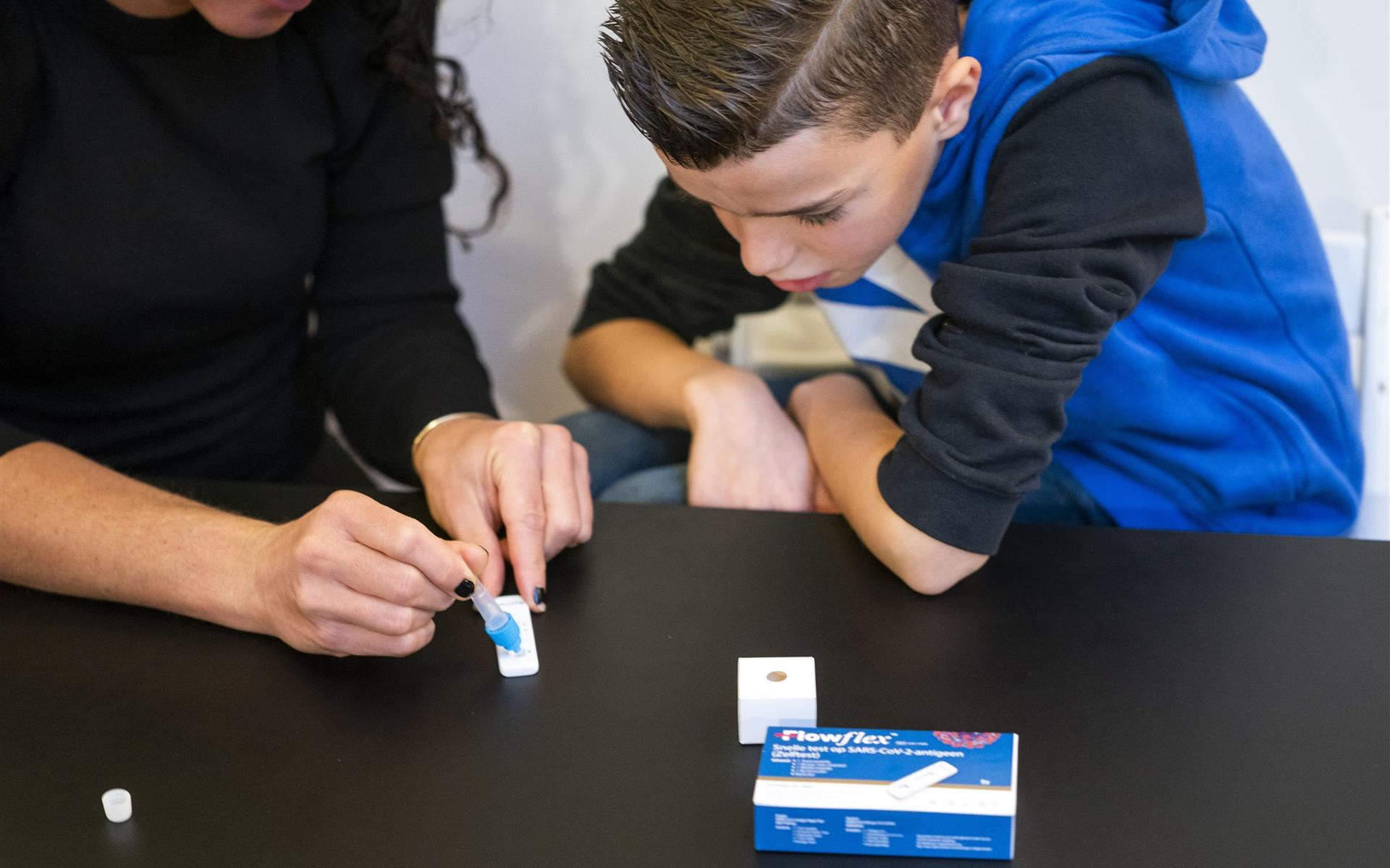 Voortaan mag je ook thuis op corona testen. Hoe en wanneer doe je dat