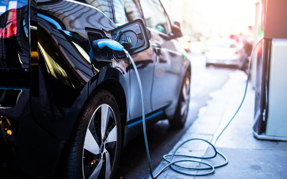 Als een elektrische auto wordt geladen ontstaat hitte.