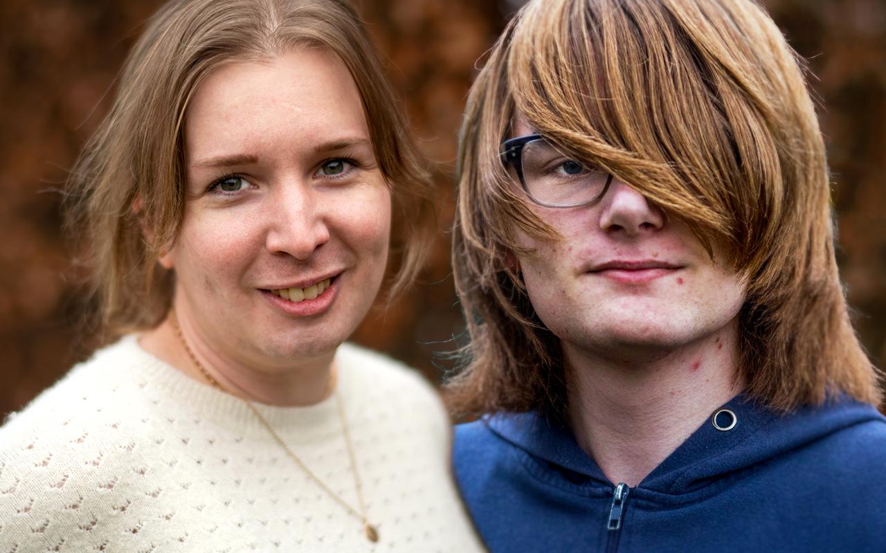 Transgendervrouwen Joëlle van Essen (links) en Roxanne Juniper van Zeitveld moeten bijna twee jaar wachten op hun behandeling. Transgendervrouwen Joëlle van Essen (links) en Roxanne Juniper van Zeitveld moeten bijna twee jaar wachten op hun behandeling.
