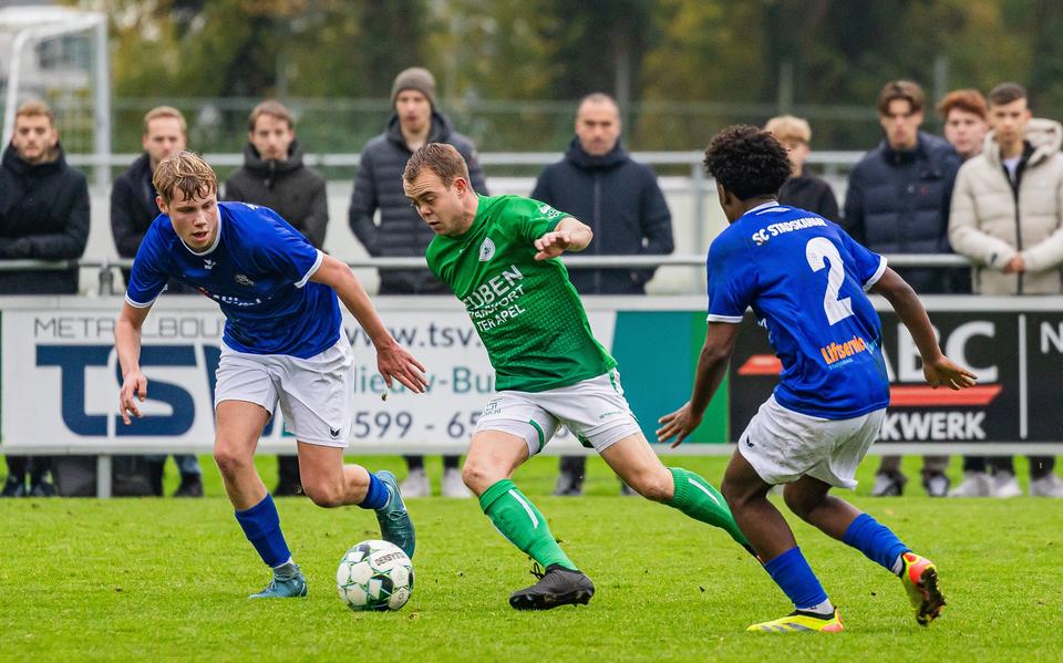 De derby tussen Stadskanaal en Musselkanaal werd in de competitie ook al tweemaal gespeeld. Hier een actie uit de editie van november vorig jaar: Stadskanaal-speler Duncan Bos (links) wordt gepasseerd door Musselkanaal-speler Aron Berends. 