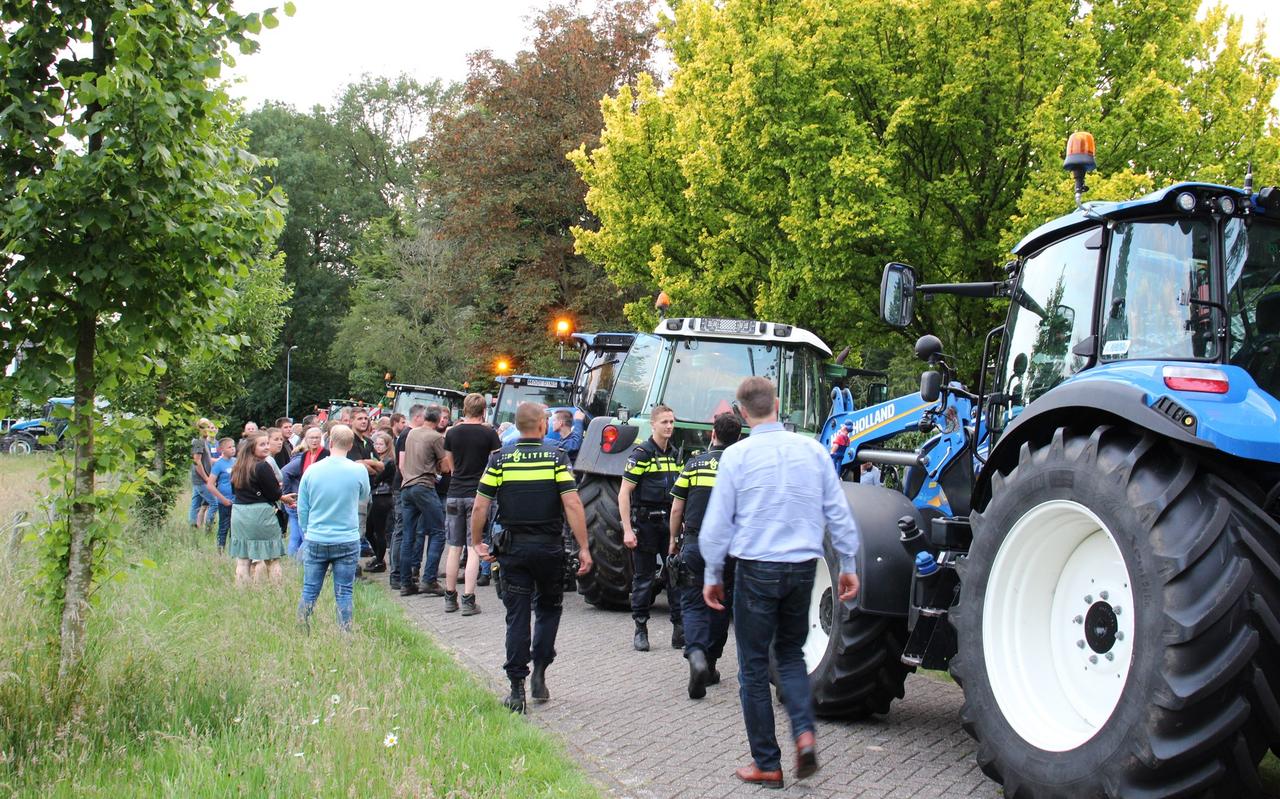 Boeren rijden naar het huis van stikstofminister Christianne van der Wal. Foto: ANP Boeren rijden naar het huis van stikstofminister Christianne van der Wal. Foto: ANP
