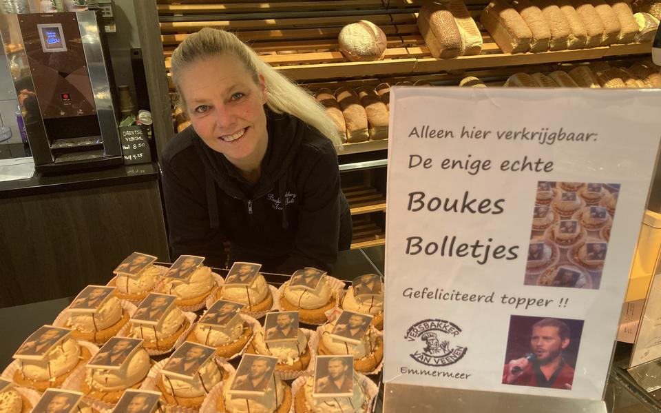 De speciale Bouke-gebakjes zijn een hit in bakkerij Van Veenen in de Emmer wijk Emmermeer. Mariska Nijenkamp en haar collega's hebben er al honderden van verkocht. 